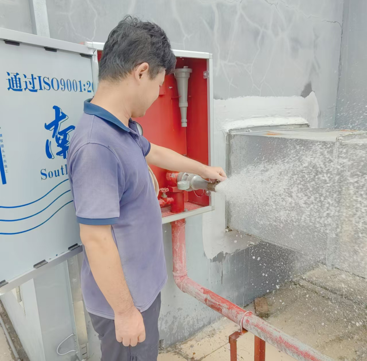 工程师现场测试消火栓水压