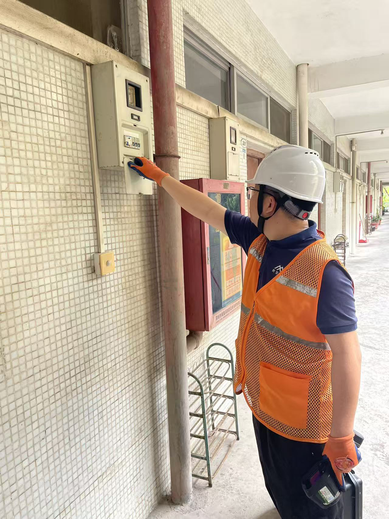 民安检测工程师现场检测配电箱内部接线